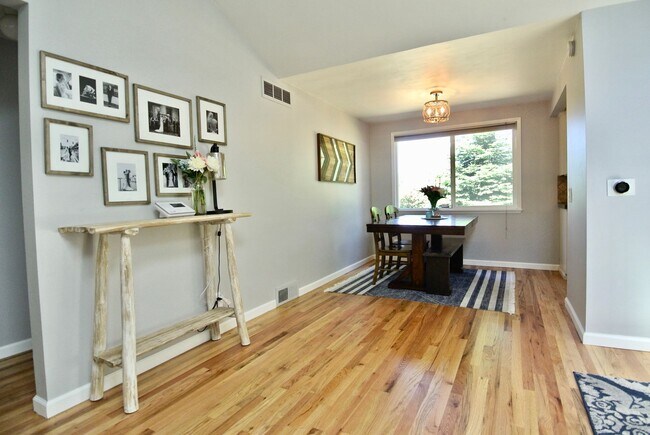 Building Photo - Lovely Broadview Updated 3 bed/1bath Rambler!