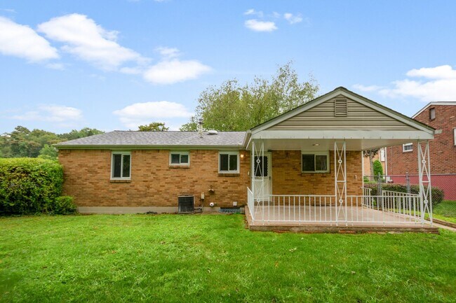 Foto del edificio - AVAILABLE AUGUST 1ST!! DON'T MISS TIS GORGEOUS 3 BEDROOM IN PENN HILLS!