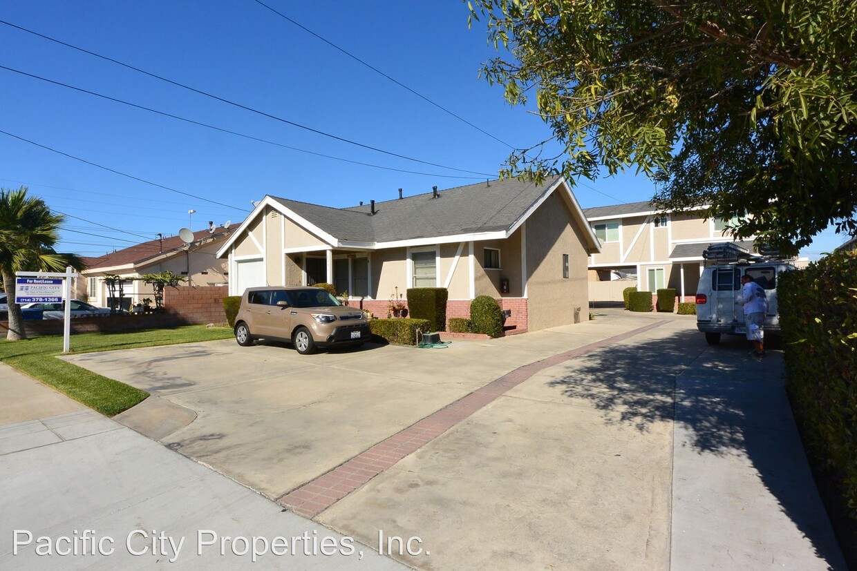 Foto principal - 8055 Roosevelt Ave