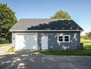 Building Photo - 566 E Main Rd