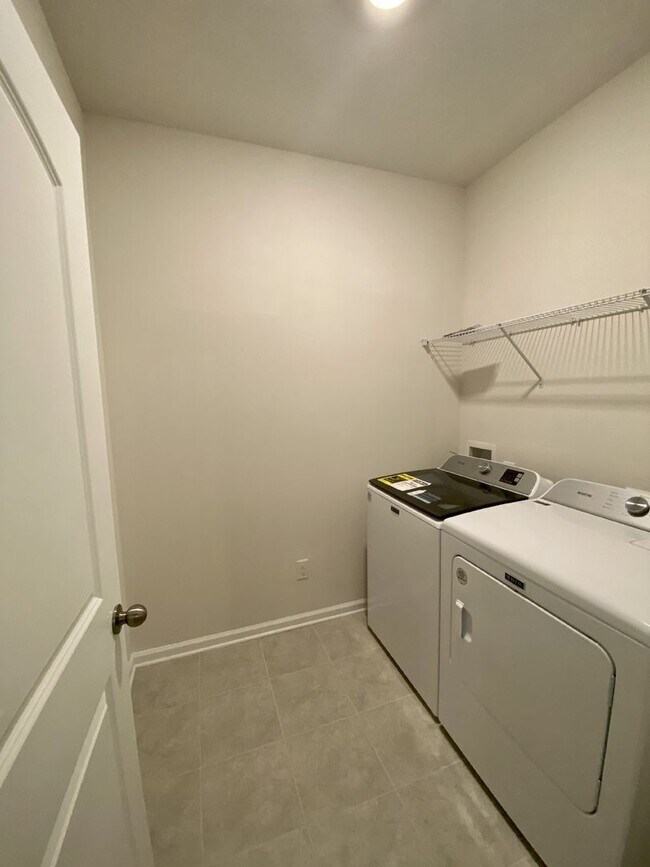 Foto del edificio - Beautiful 3BR/2.5BA Townhouse; Easy Access to I485 and Uptown