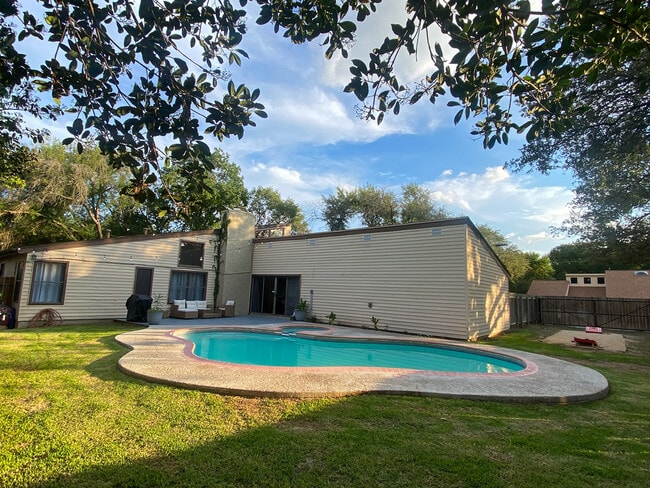 Building Photo - 15403 Long Creek St