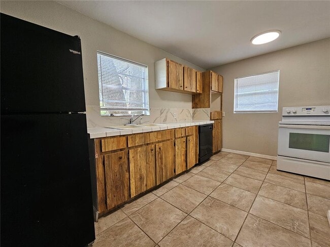 Building Photo - 945 Reynolds Rd