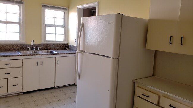 Building Photo - 1223 Stearns Dr