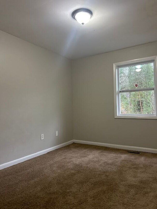 Building Photo - 4 bed and 1.5 bath in Decatur!