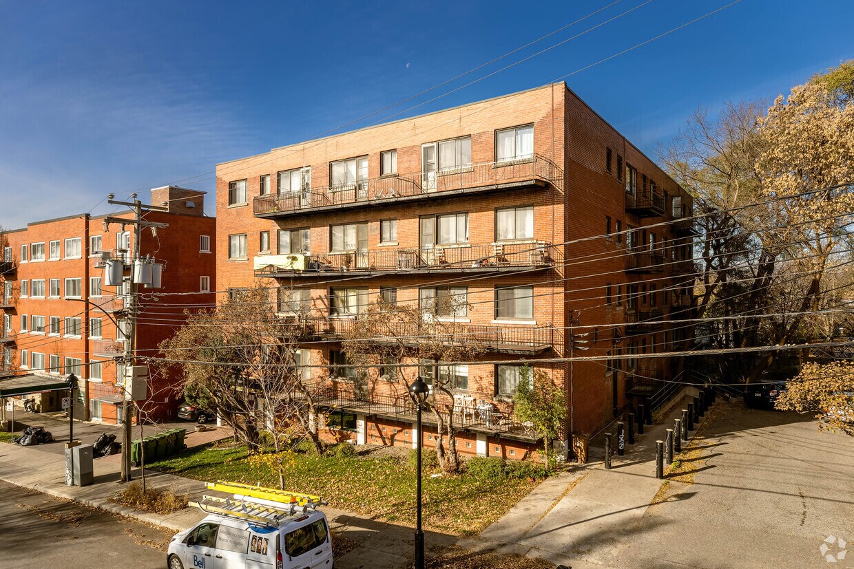 Building Photo - 5055 Ch De La Côte-Saint-Luc