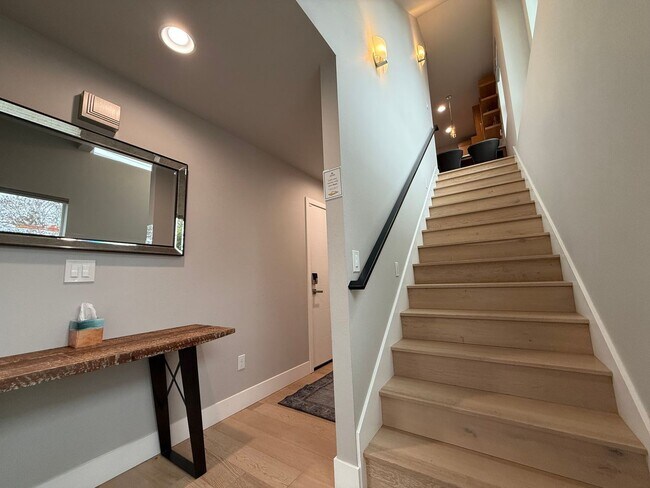 Foto del edificio - Immaculate 3Bd/ 3.5Ba Modern 3 Level Home ...