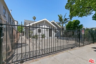 Building Photo - 3915 S Budlong Ave
