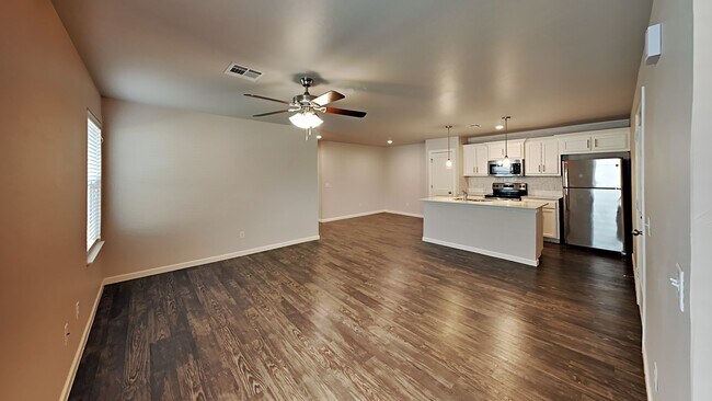 Building Photo - 2 Bedroom 2 Bath Duplex Close to Tinker AF...