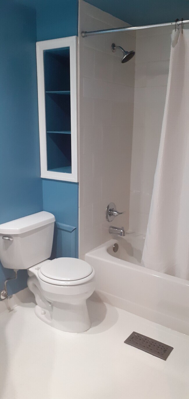 Dormitorio principal con baño privado y un aseo en la planta baja. - 730 6th St NE