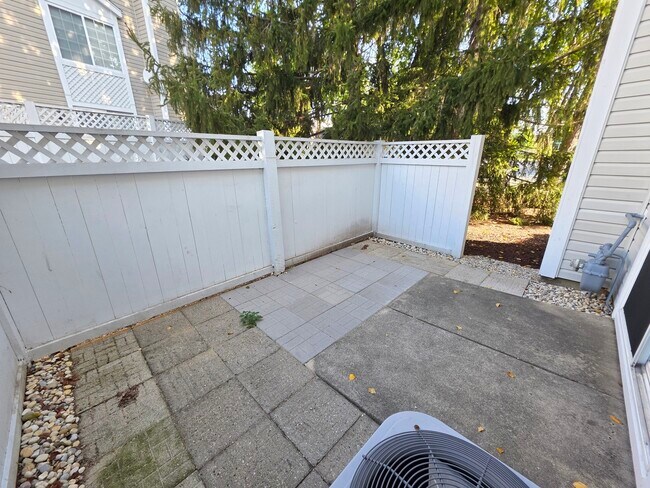 Foto del edificio - 338 Bunker Hill Cir