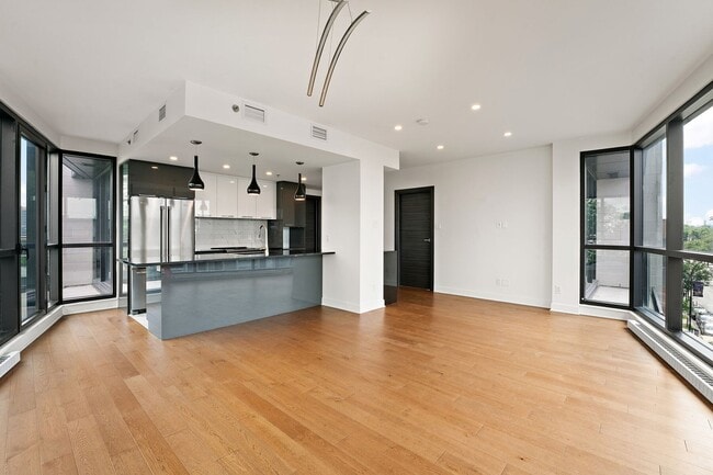 Building Photo - 7177 St Laurent Blvd