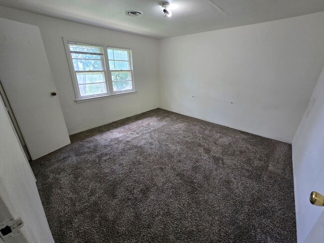 Foto del edificio - $1100 3 Bed 1 Bath Townhome