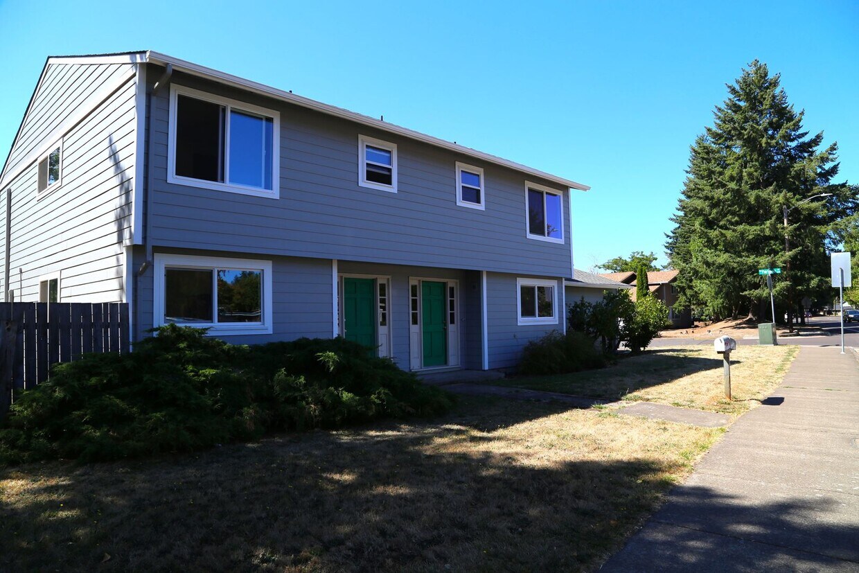 Primary Photo - 3 bed/1.5 bath duplex Remodel Done 9/20/2025