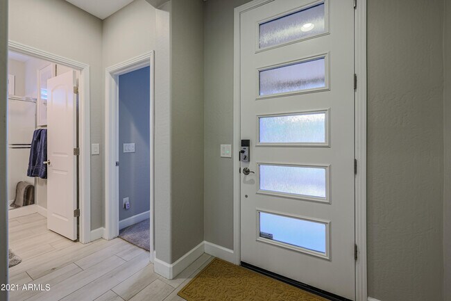 Foto del edificio - 16904 W Holly St