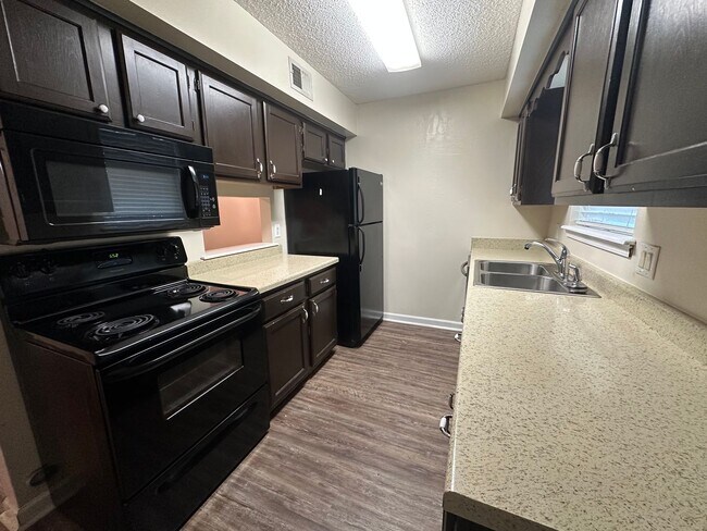 Foto del edificio - Take a look at this 2-bedroom, 1.5-bathroom!