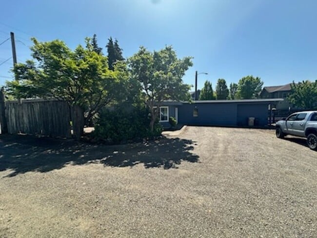 Building Photo - Available Now!  One level 2 Bedroom and 2 Bath Home