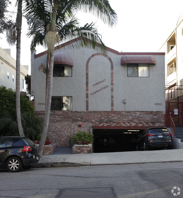 Chenault Townhomes Apartments in Los Angeles, CA