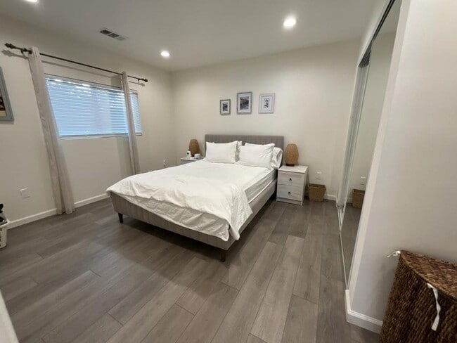 Building Photo - 18427 Delano St