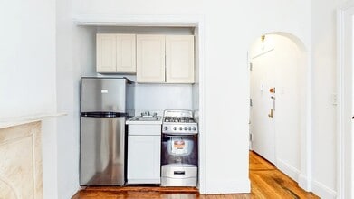 Building Photo - 147 E 72nd St
