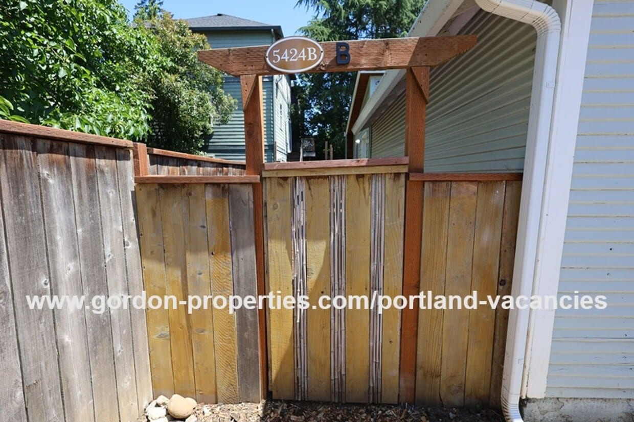 Building Photo - SE 88th Ave - 2 bedroom ADU close to the r...