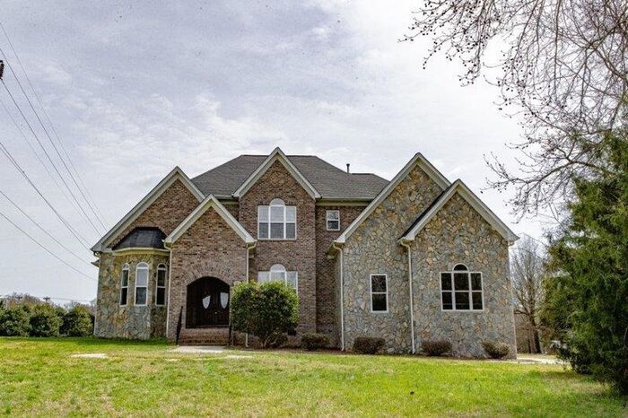 Foto principal - 1011 Heritage Acres Weddington...Avail NOW...