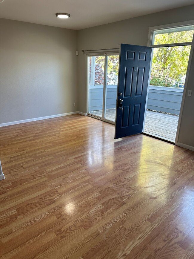 Building Photo - Clean, spacious, 2 bedroom, 2.5 bath townh...