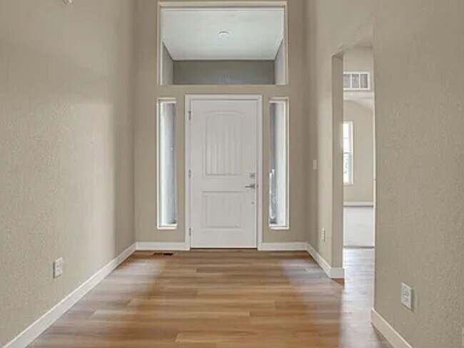 Building Photo - 753 S Laurue Dr