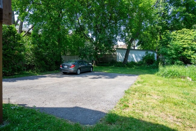 Foto del edificio - Available 6/1/26 - 4 Bedroom Duplex Close ...