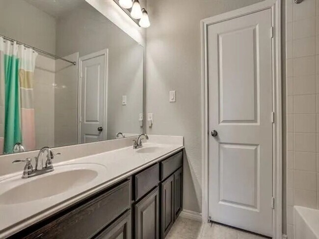 Foto del edificio - 321 Valentino Wy