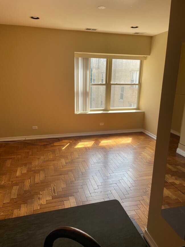 Building Photo - 2726 W Lunt Ave