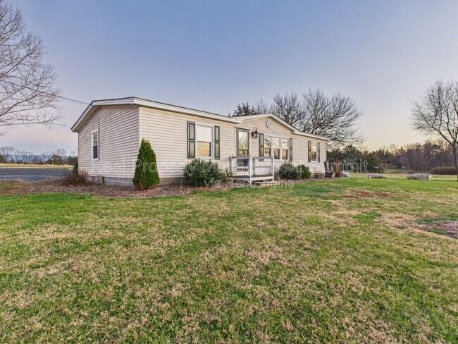 Building Photo - 15 Hayfield Ln