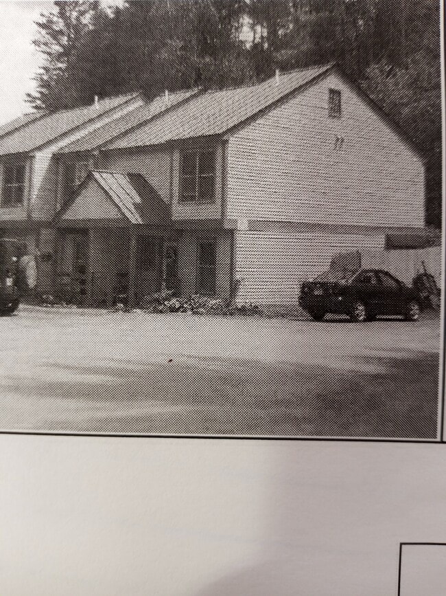 Building Photo - 10 Merrill Pl