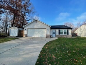 Building Photo - 3 Bedroom House W/ Updates!