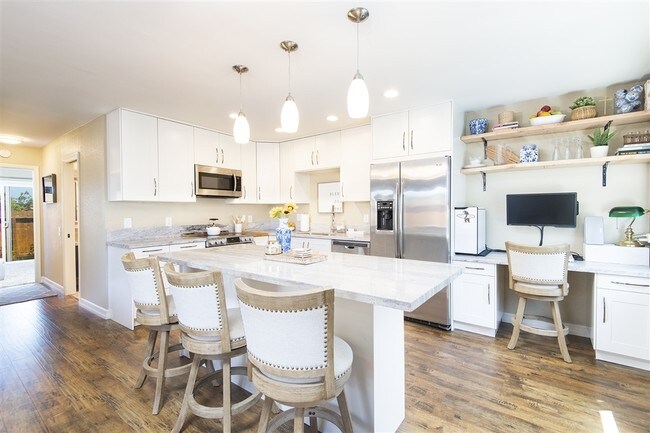 Building Photo - 401 Requeza St