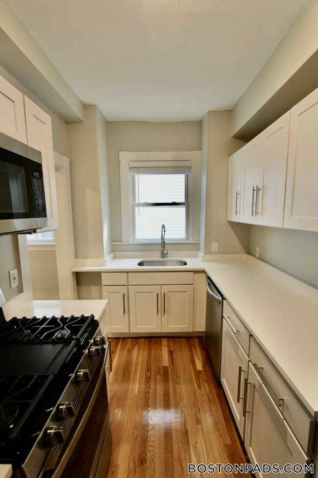 Building Photo - 55 Estes St