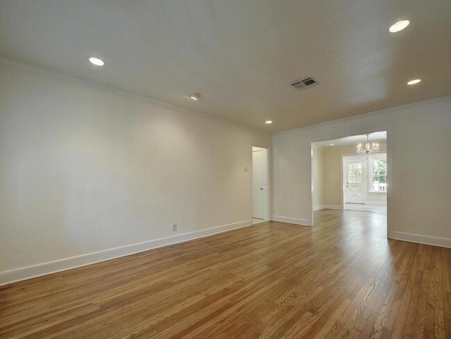 Building Photo - 2204 Tower Dr