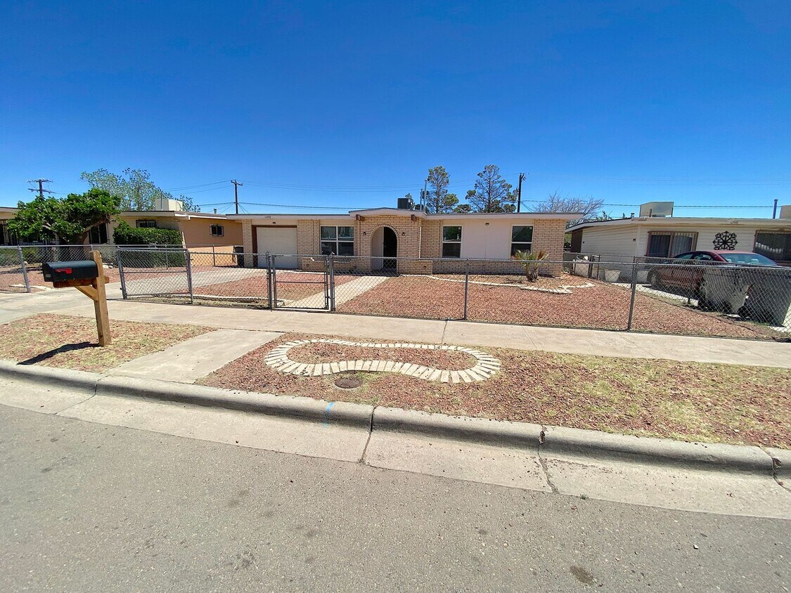 Foto principal - Northeast El Paso 3 bed with Refrig A/C