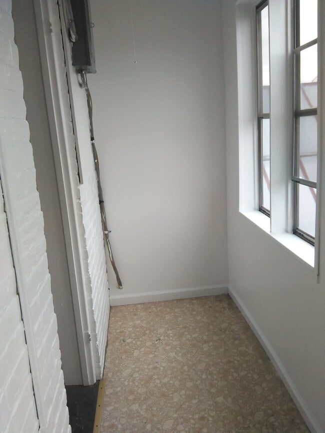 Building Photo - Video in pictures! 3rd Floor 1 Bedroom in Downtown York
