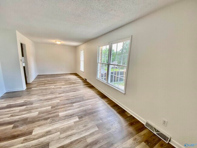 Building Photo - 512 Bain Dr SE