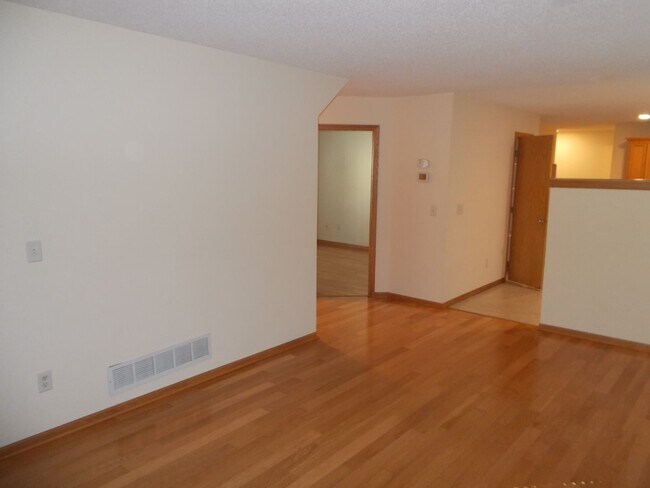 Building Photo - Spacious 3 Bed 1 Bath House