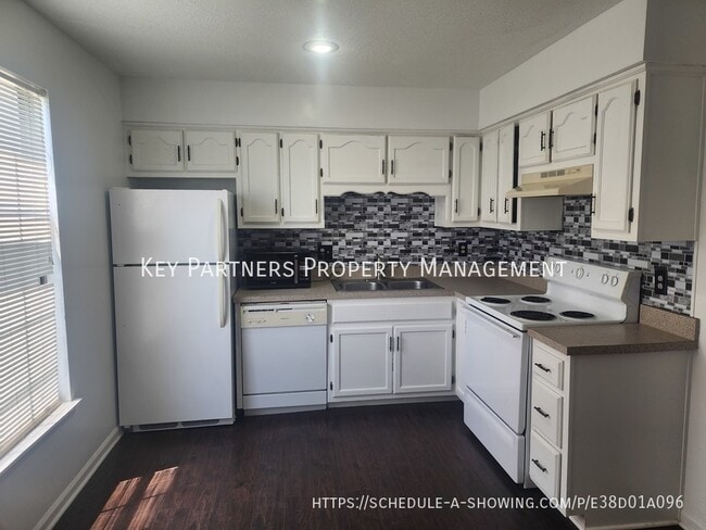 Building Photo - 1719 SW Parkridge Dr