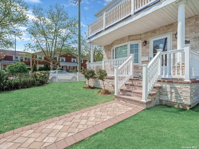 Foto del edificio - 249-03 Elkmont Ave