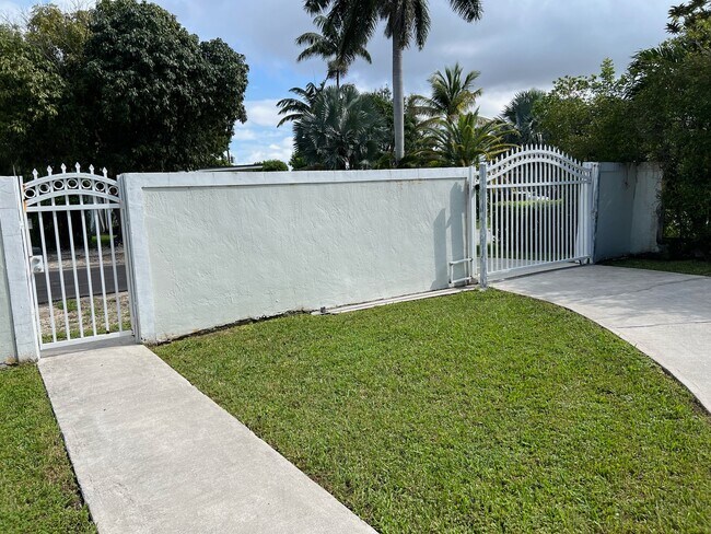 Building Photo - 6550 SW 53rd Ter