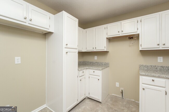 Building Photo - 278 Castleair Dr NE