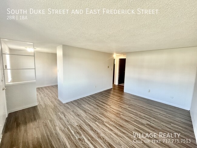 Foto del edificio - New Flooring! Affordably Priced 2-Bed with...