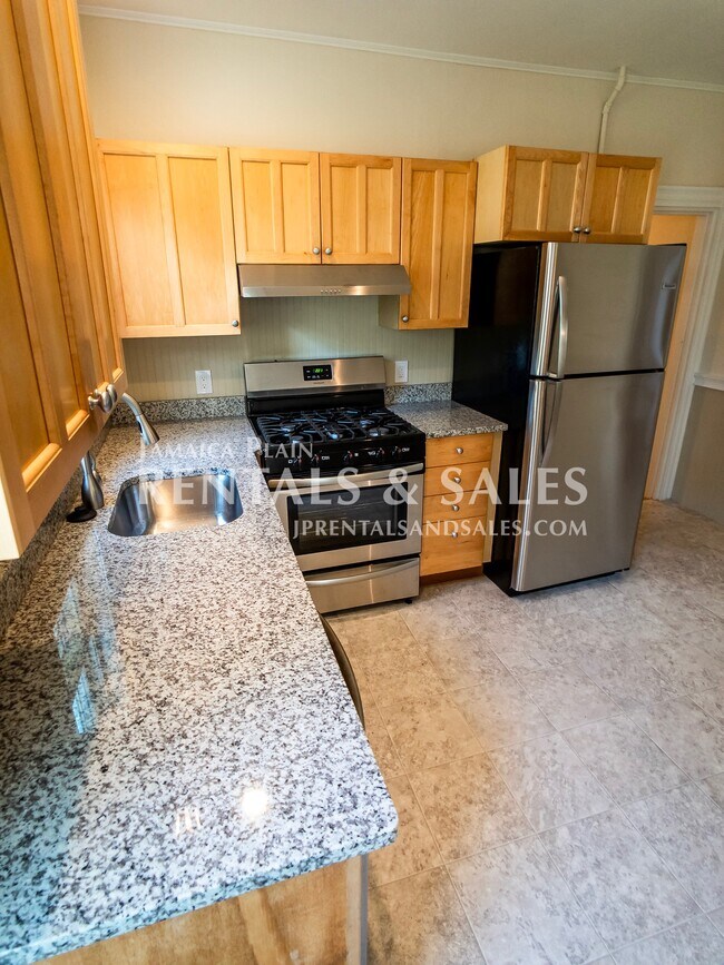 Building Photo - 40 Hewlett St