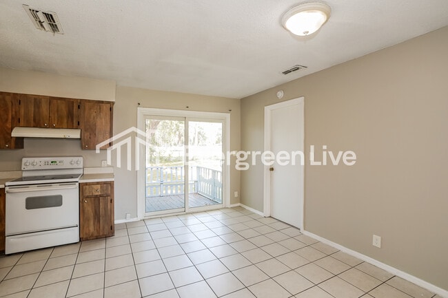 Foto del edificio - 7807 Knoll Dr N