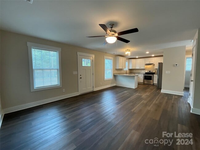 Building Photo - 2405 Crescent Ln