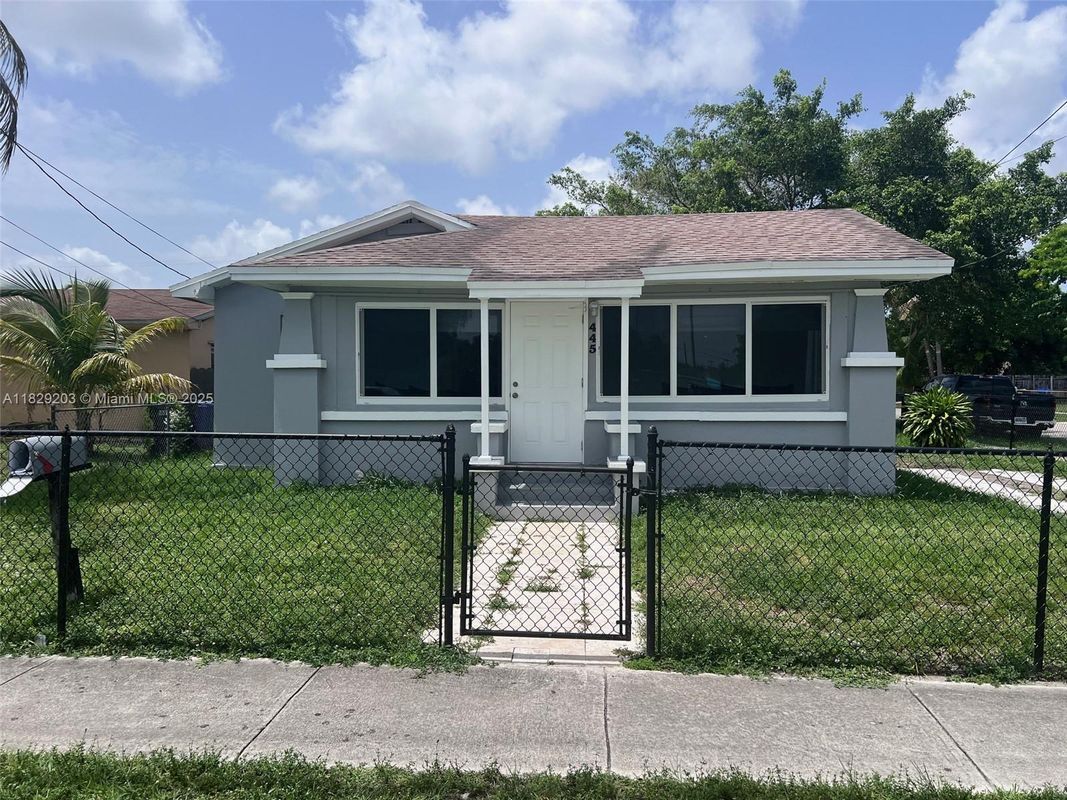 Foto principal - 445 NE 171 St